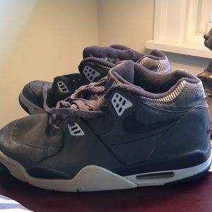 Men’s Nike Airflight Basketball shoes  9.5 size.